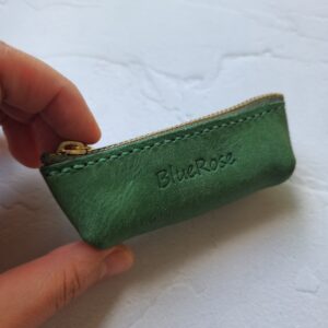 本革・大切なもののミニポーチに ・USBメモリやSDカードなど、ガジェット収納にも